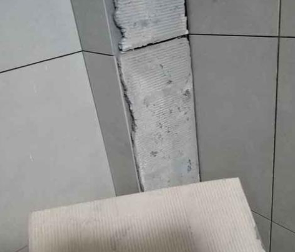 青州瓷砖空鼓维修公司分享下厨房瓷砖脱落的补救措施。